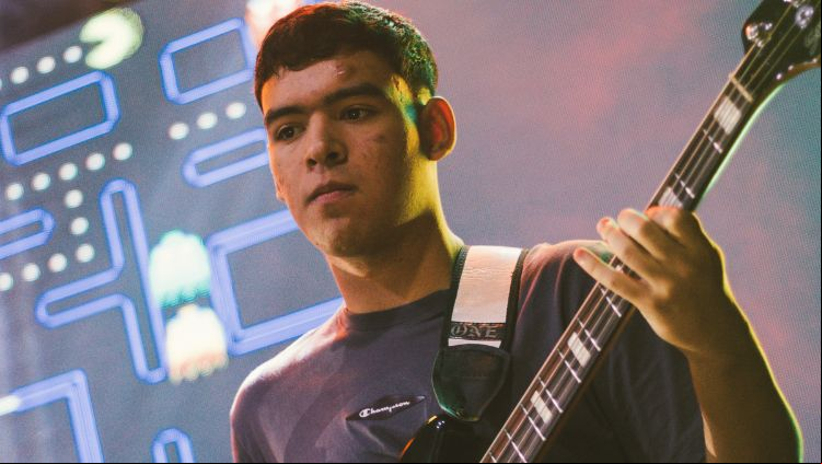 PEDRO BRASIL: Jovem lança o videoclipe 'Ando Meio Desligado', clássico do rock brasileiro