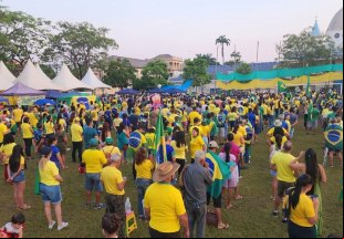 OS PATRIOTAS: Bolsonaro chama de 'malucos' apoiadores da frente de quarteis 